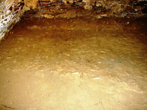 Původní podlaha sklepa