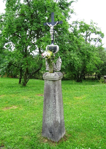 Kříž u silnice v Milčicích