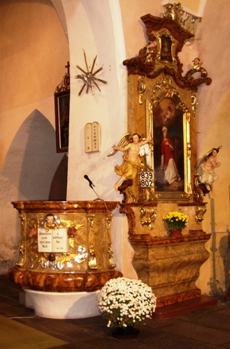 Barokní kazatelna a boční oltář kostela ve Volenicích
