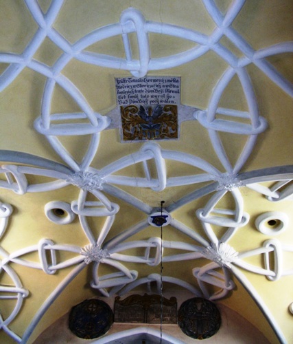 Renesanční klenba lodi kostela ve Volenicích