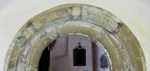 Část románského portálu kostela ve Volenicích