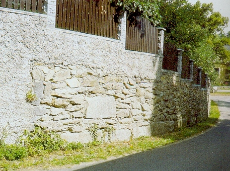 Zbytky odvodov zdi tvrze v Leskovicch