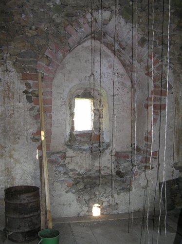 Gotické okno tvrze v Doubravici