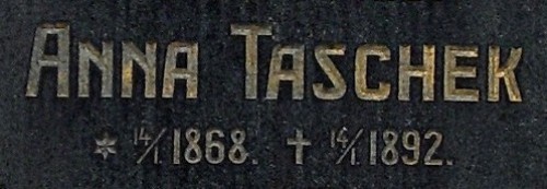Náhrobek Anny Taschkové (rozené Kralikové z Meyerswaldu) na hřbitově v Bukovníku