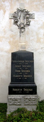 Hrob Taschků na hřbitově v Bukovníku