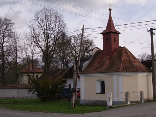 Kaple (vlevo v pozadí tvrz)